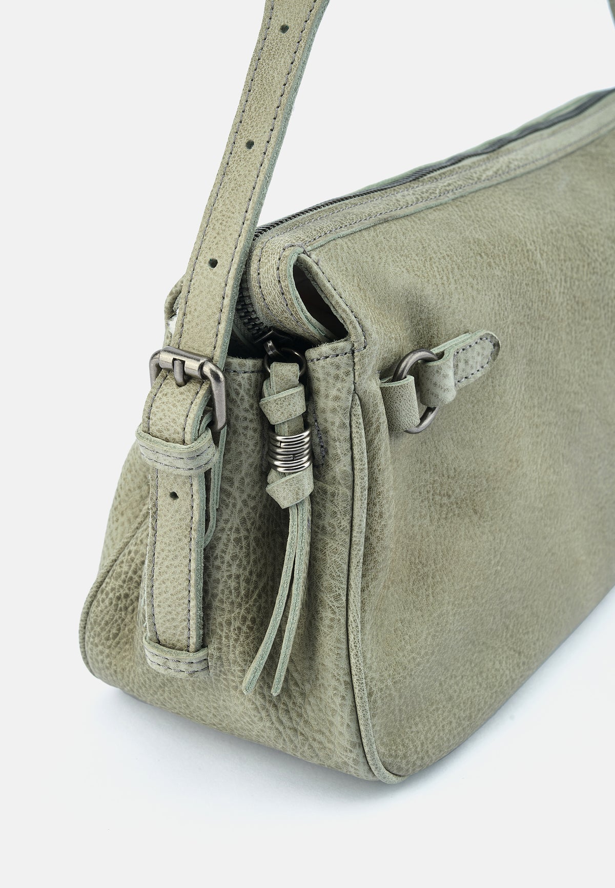 Detail: Riemen mit Schnalle und Quaste an der hellgrünen Schultertasche.