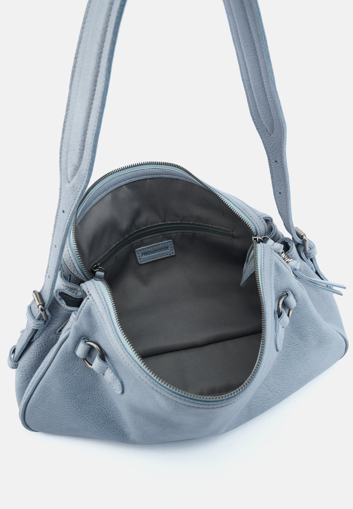 Innenansicht der hellblauen Schultertasche mit Reißverschlussinnenfach.
