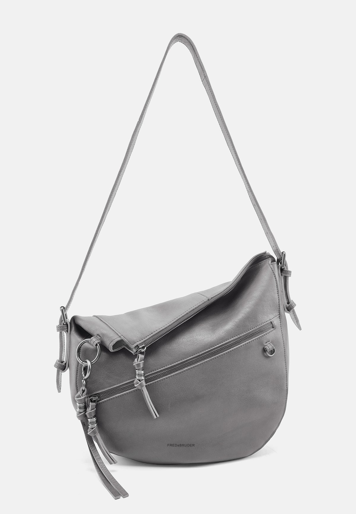 Graue Schultertasche aus Kunstleder mit Reißverschluss, Zierschlaufe und Quastenanhänger.