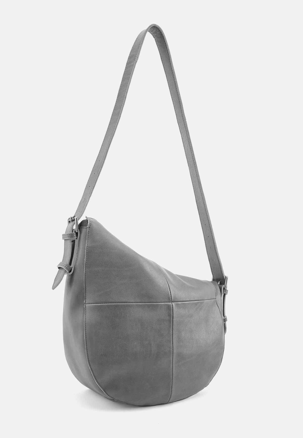 Schultertasche aus grauem Kunstleder mit Reißverschluss und breitem, kurzem Schulterriemen.