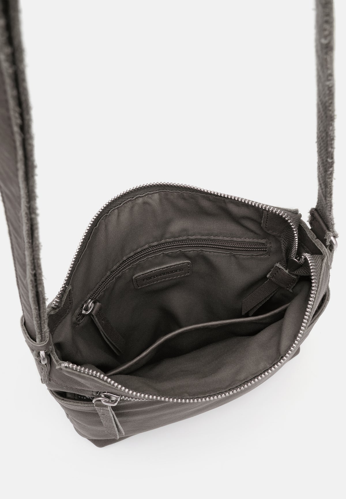 Dunkelgraue Crossbody-Tasche mit geöffnetem Reißverschluss und Innenfach