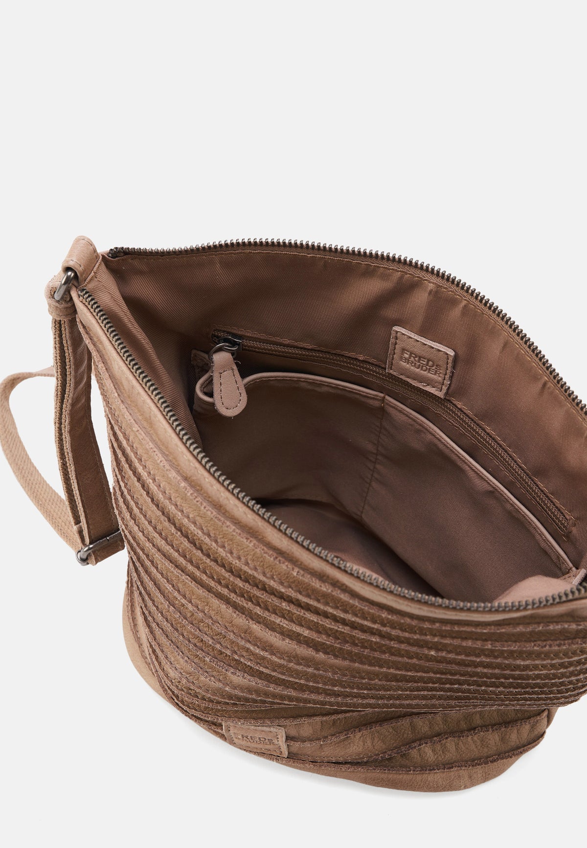 Schultertasche braun mit offenem Reißverschluss, innen Fach und Label