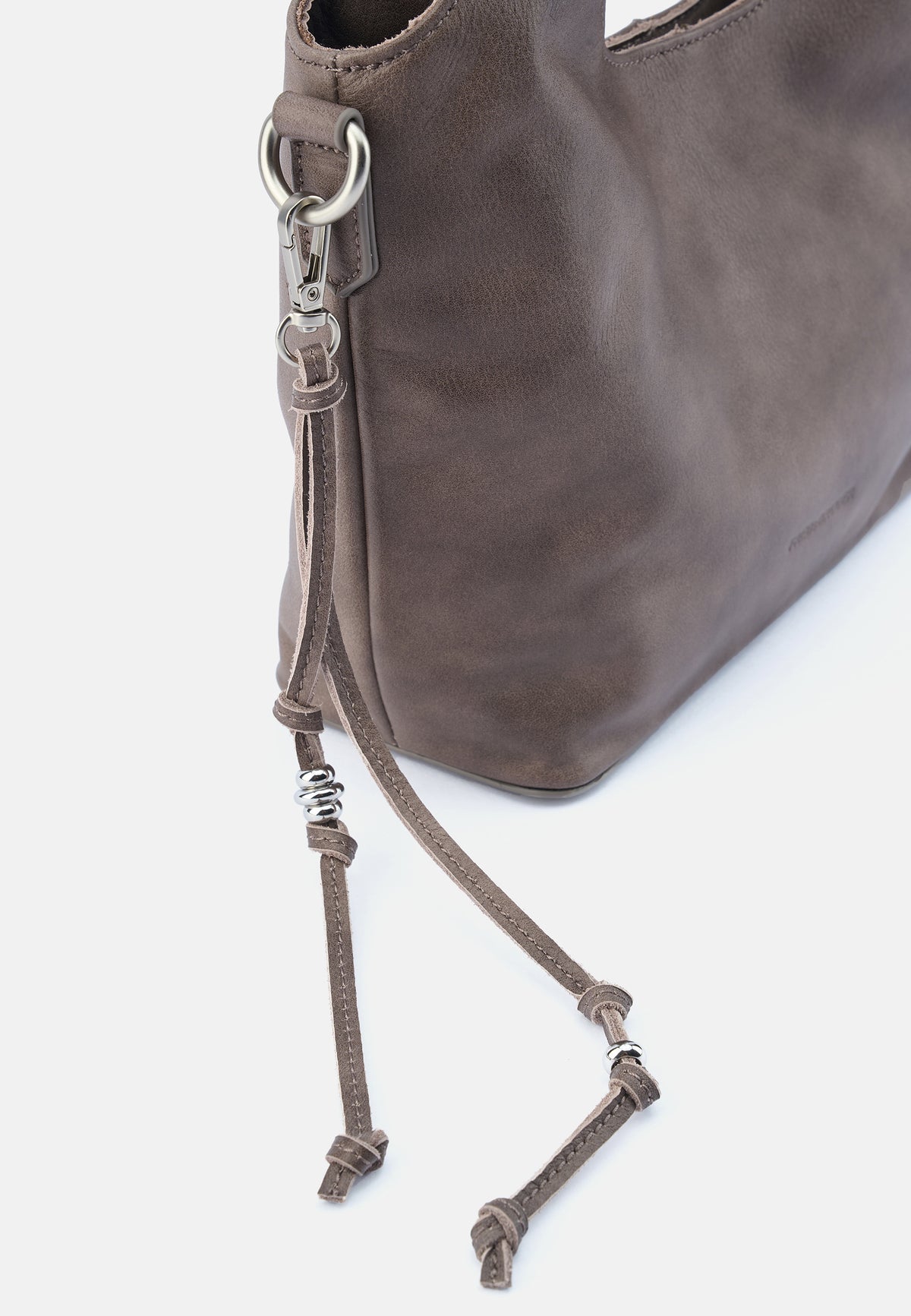 Handtasche (matschig Khaki-Braun) Detail: Metallring, Kordel-Schlaufe und Schultergurt