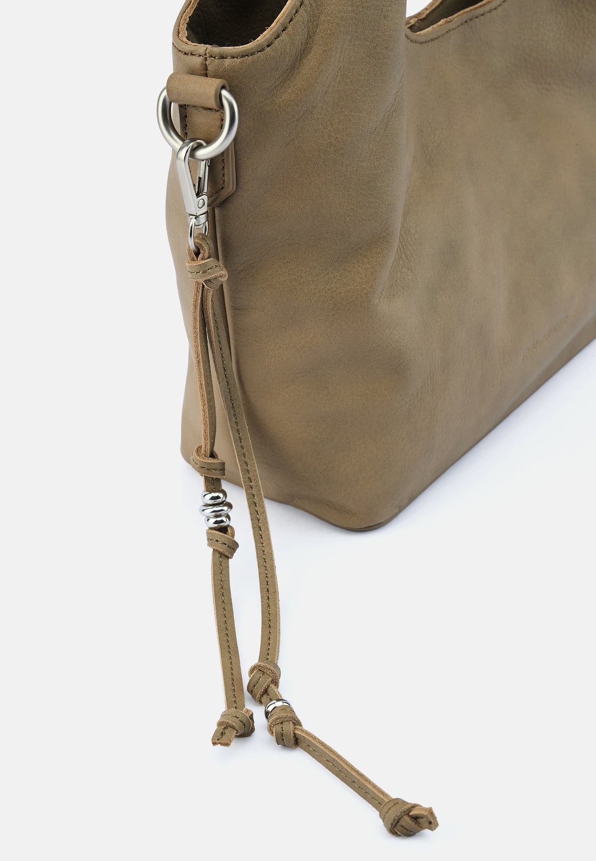 Khakifarbene Handtasche mit Reißverschluss, Trageriemen und Kordel-Anhängern