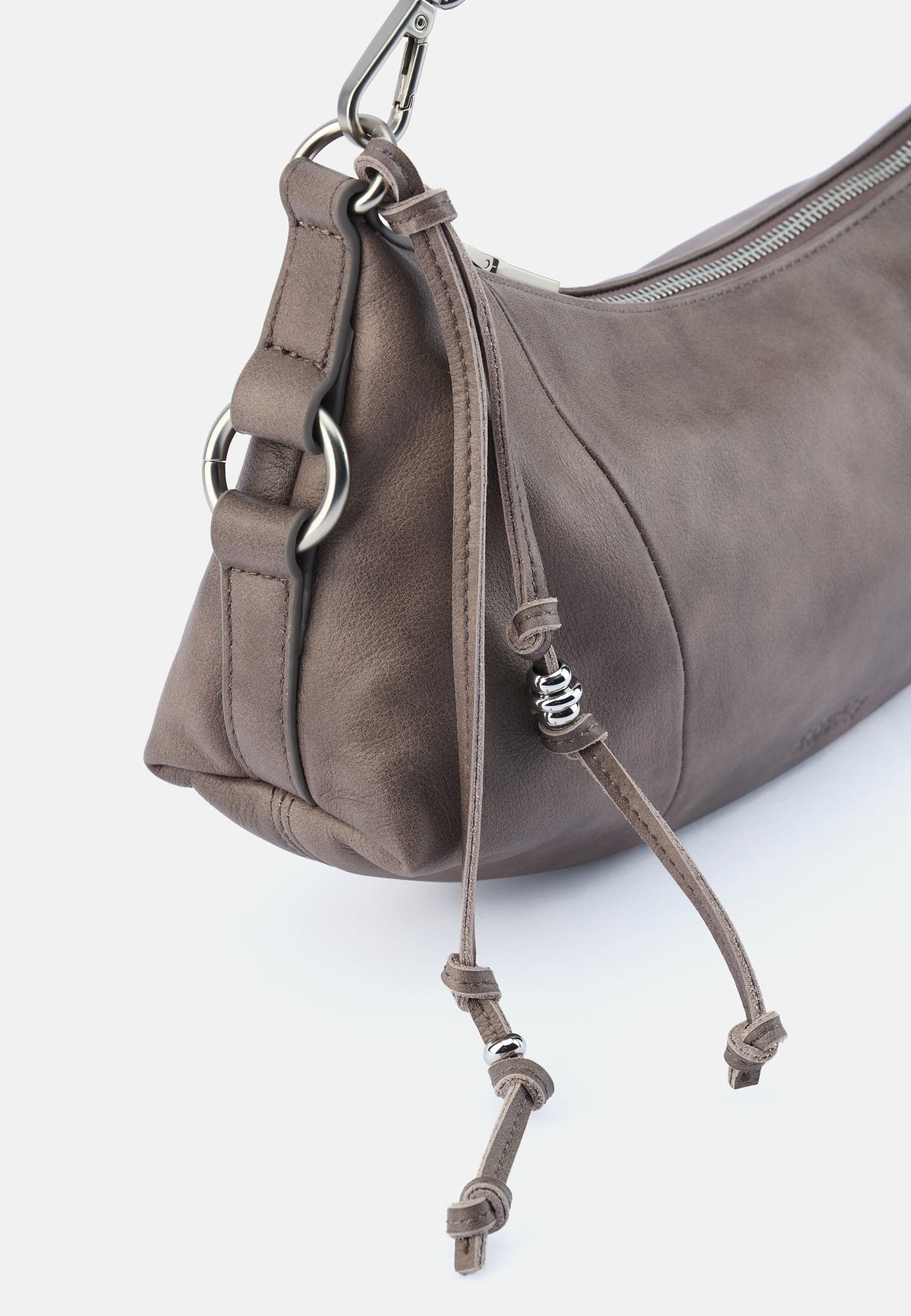 Detail Schultertasche Grau-Khaki: Reißverschluss, Häkchen und Zugriemen an der Seite