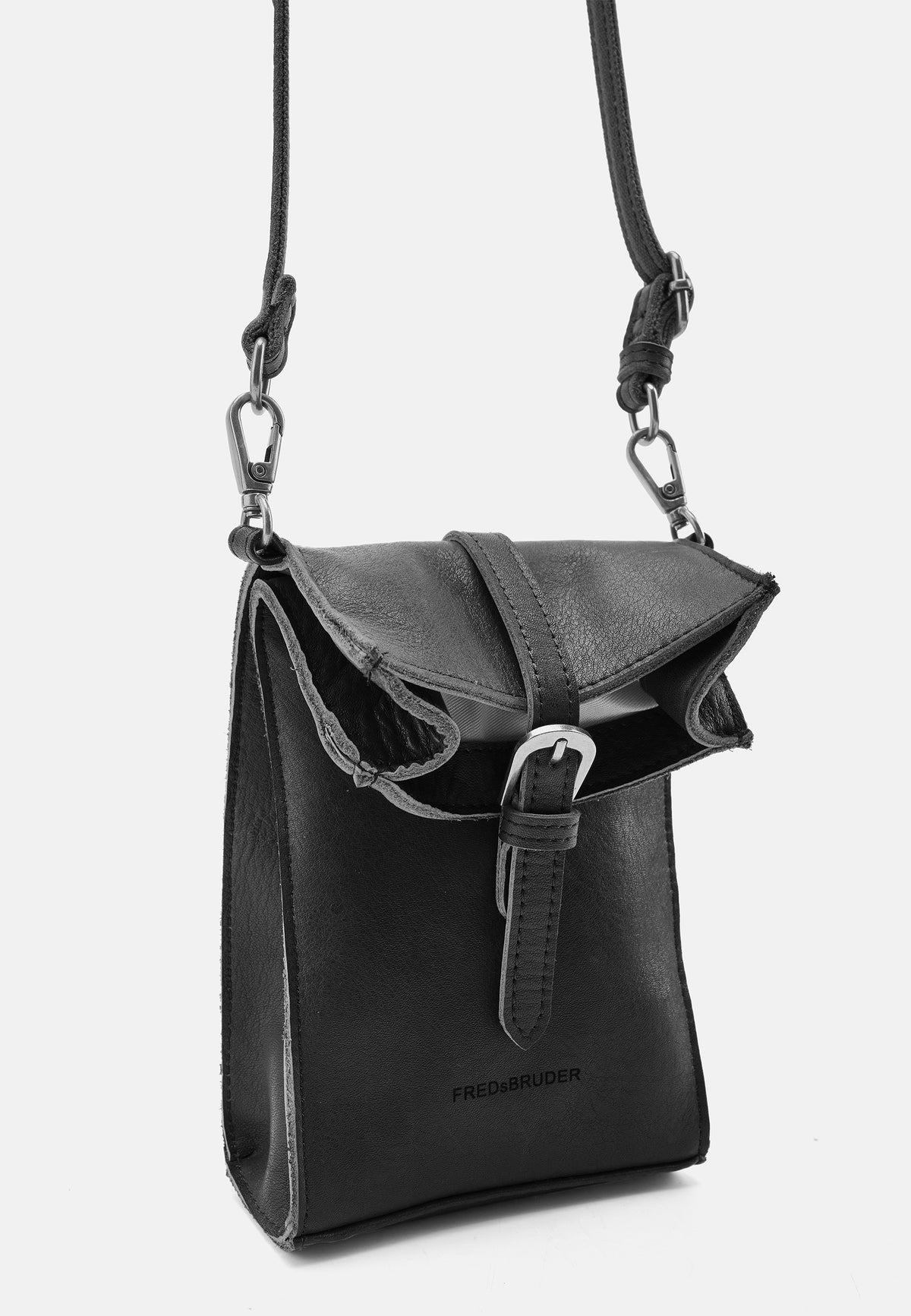 Mini-Beuteltasche aus schwarzem Lederimitat mit Vorderklappe, Riemen und Metallösen