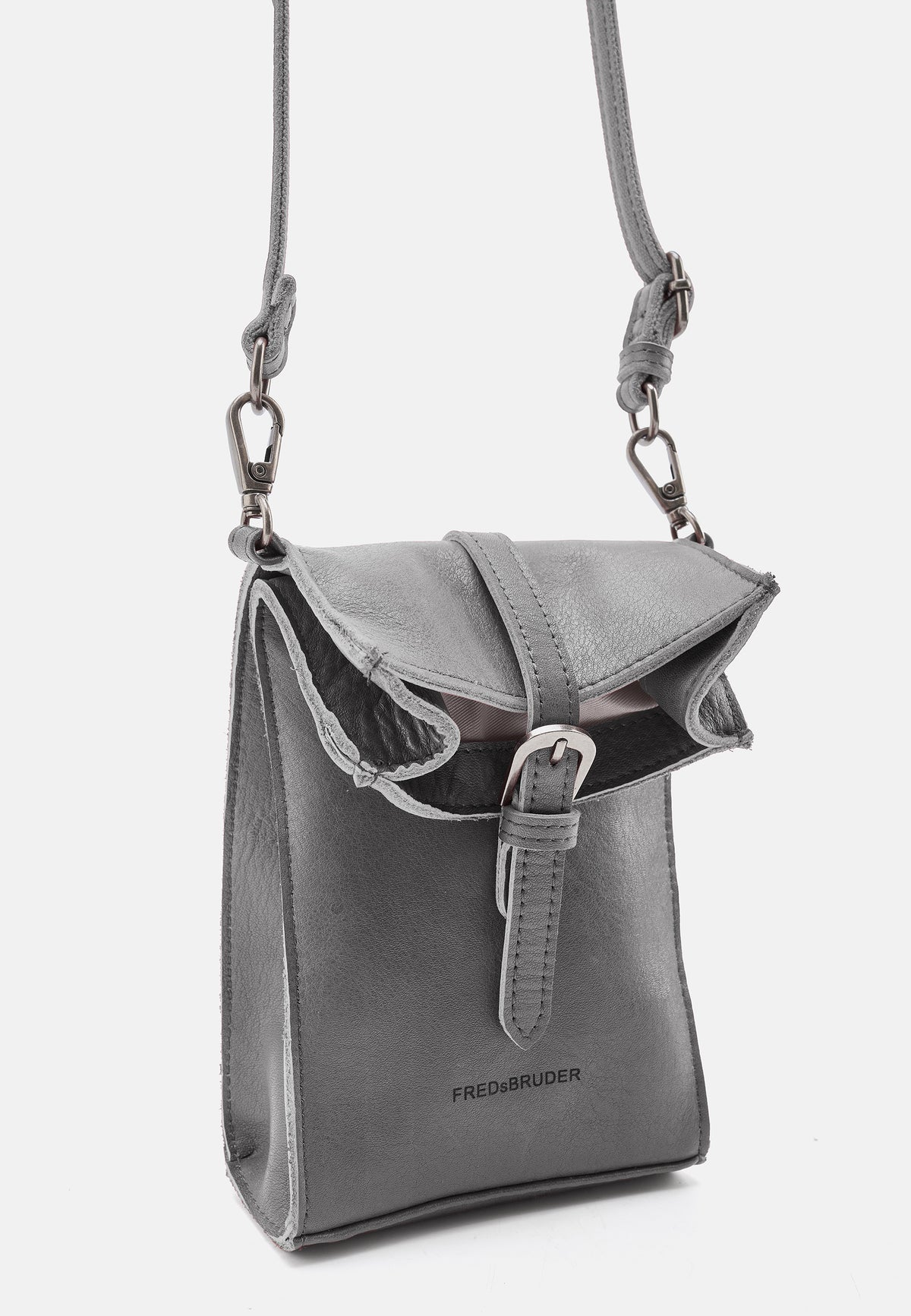 Mini-Beuteltasche aus grauem Lederimitat mit Vorderklappe und Verschlussriemen