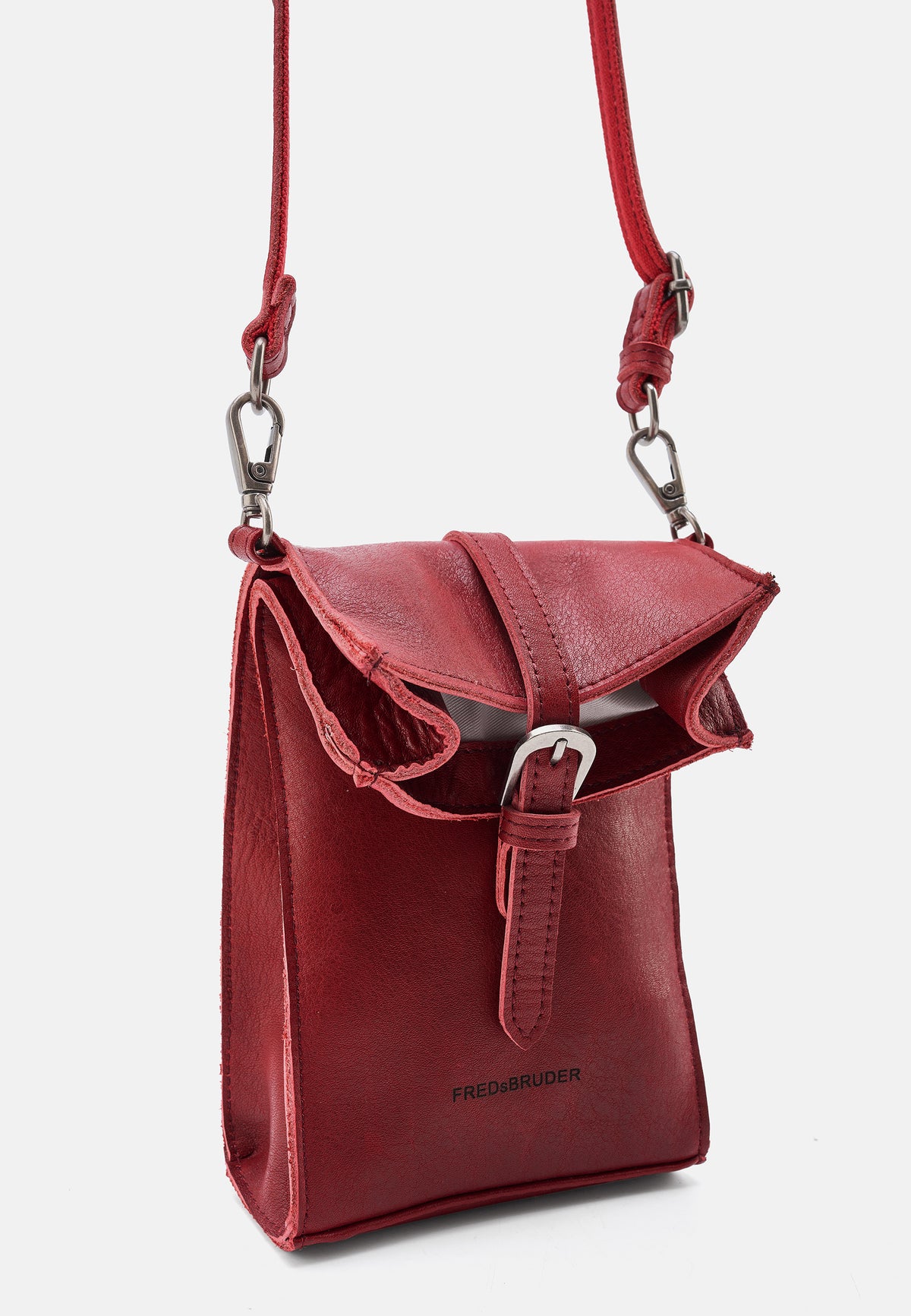 Mini-Beuteltasche aus weinrotem Lederimitat mit Vorderklappe und Verschlussriemen