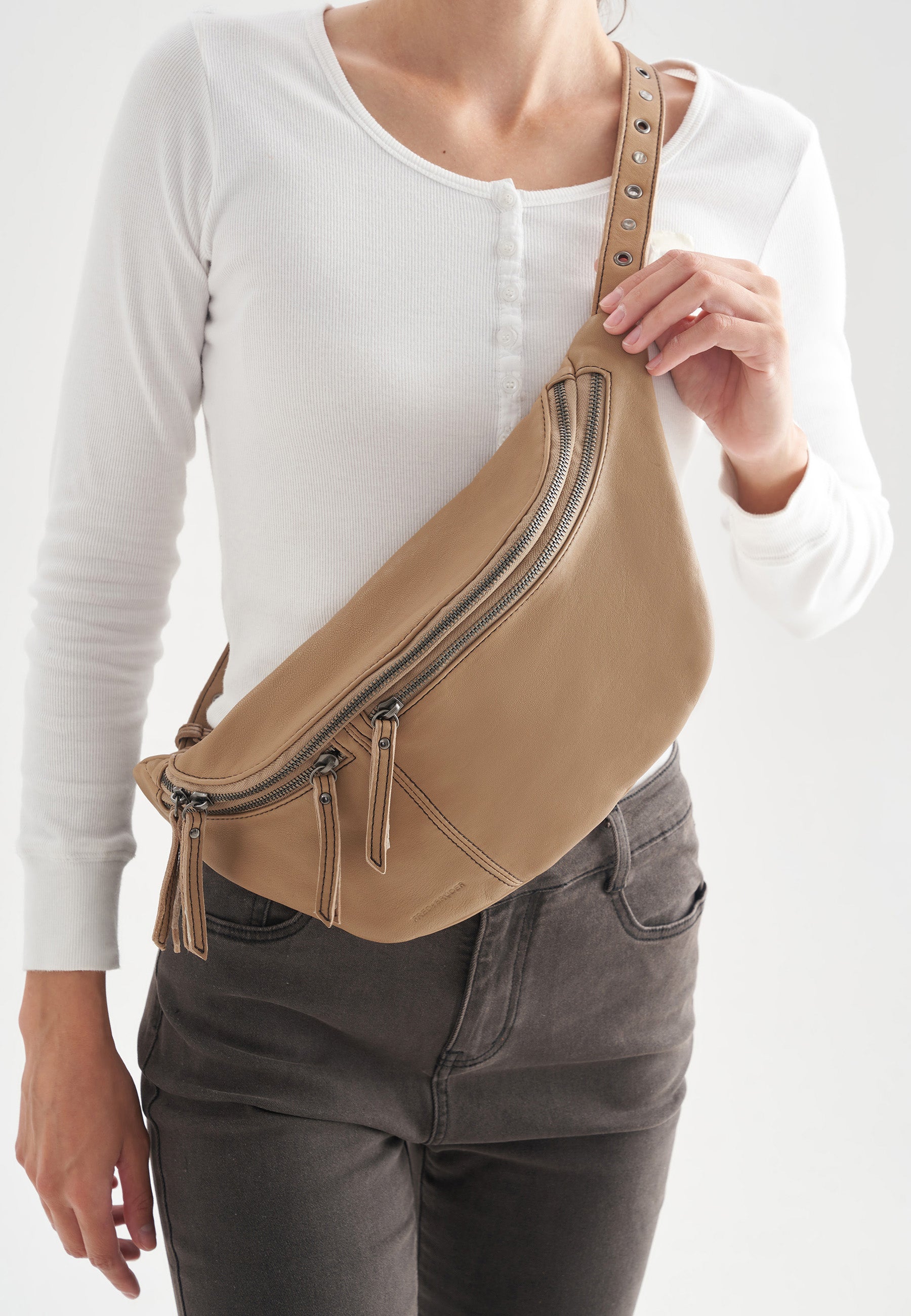 FREDsBRUDER- Handtaschen>Damen>Ledertaschen>Gürteltasche- Me and My Beltbag- black / OS-caramel / OS-dusty blue / OS