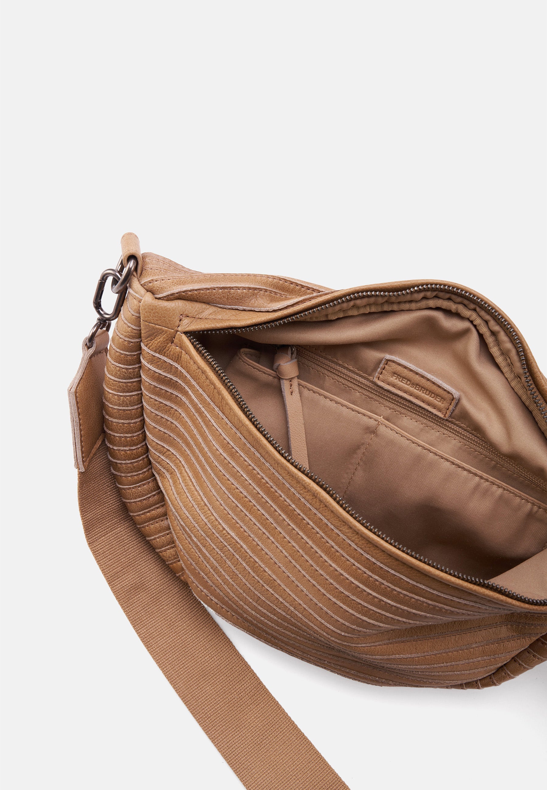 FREDsBRUDER- Bags- Layer Beltbag- black / OS-caramel / OS-dirty stone / OS - Layer BeltbagLayer Liebhaber aufgepasst! Diese Beltbag ergänzt eure Frühlingslooks, ist super bequem und bietet viel Platz für all eure Essentials! Viel Spaß beim Stylen!Details Als Crossbody Bag tragbar Verstellbarer Tragehenkel Silberfarbene Metalldetails Funktionaler Innenraum: Steckfächer und Reißverschlussfach innen Material Handgewachstes Leder Maße Tasche (B x H x T): 38 x 20 x 10 cm Gewicht: 0,665 kg