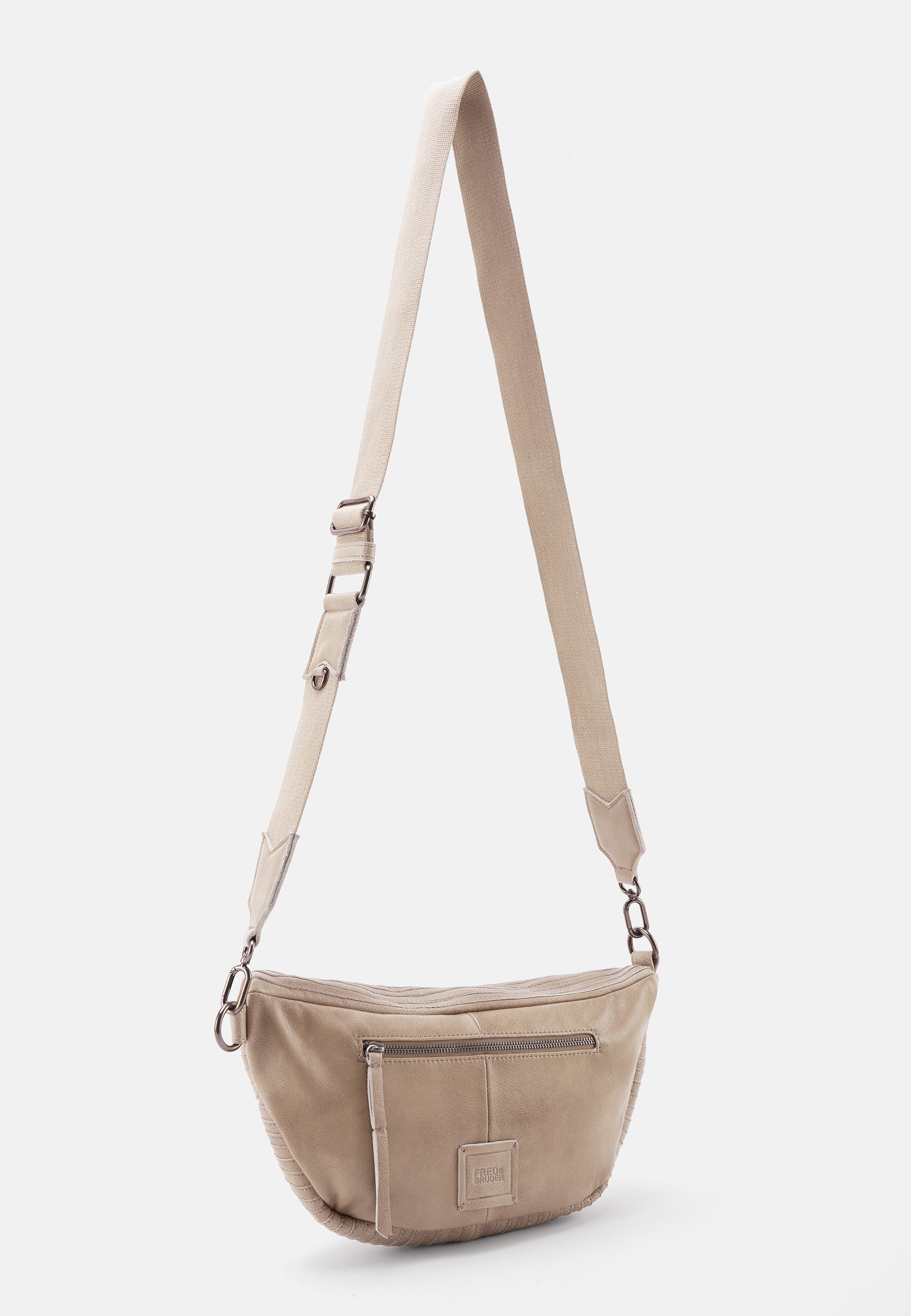 FREDsBRUDER- Bags- Layer Beltbag- black / OS-caramel / OS-dirty stone / OS - Layer BeltbagLayer Liebhaber aufgepasst! Diese Beltbag ergänzt eure Frühlingslooks, ist super bequem und bietet viel Platz für all eure Essentials! Viel Spaß beim Stylen!Details Als Crossbody Bag tragbar Verstellbarer Tragehenkel Silberfarbene Metalldetails Funktionaler Innenraum: Steckfächer und Reißverschlussfach innen Material Handgewachstes Leder Maße Tasche (B x H x T): 38 x 20 x 10 cm Gewicht: 0,665 kg
