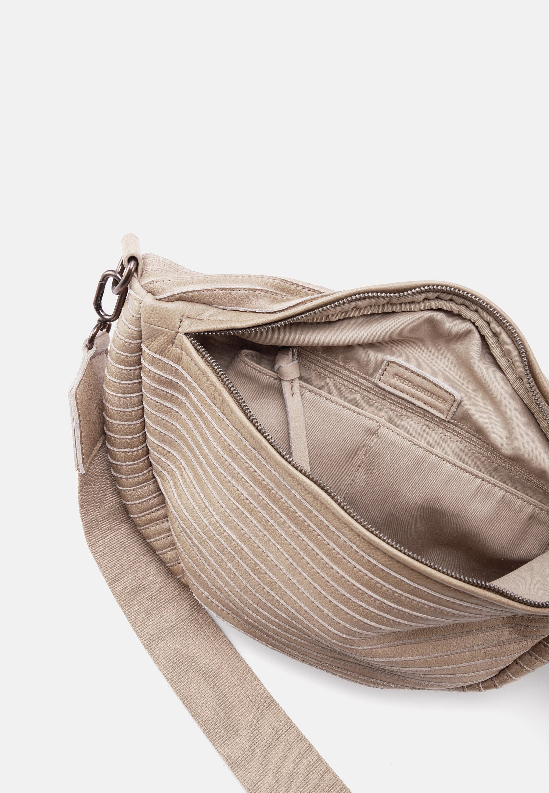 FREDsBRUDER- Bags- Layer Beltbag- black / OS-caramel / OS-dirty stone / OS - Layer BeltbagLayer Liebhaber aufgepasst! Diese Beltbag ergänzt eure Frühlingslooks, ist super bequem und bietet viel Platz für all eure Essentials! Viel Spaß beim Stylen!Details Als Crossbody Bag tragbar Verstellbarer Tragehenkel Silberfarbene Metalldetails Funktionaler Innenraum: Steckfächer und Reißverschlussfach innen Material Handgewachstes Leder Maße Tasche (B x H x T): 38 x 20 x 10 cm Gewicht: 0,665 kg