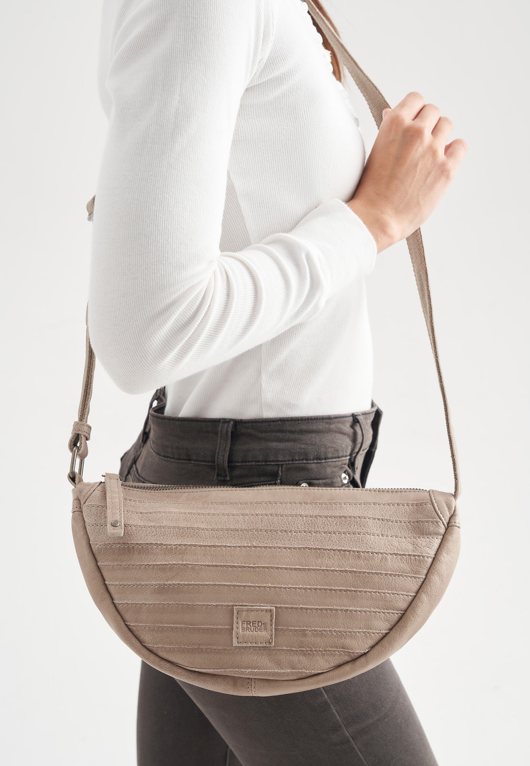 FREDsBRUDER- Handtaschen>Damen>Ledertaschen>Halbmond Tasche- Layer Halfmoon Bag- caramel / OS-sky blue / OS