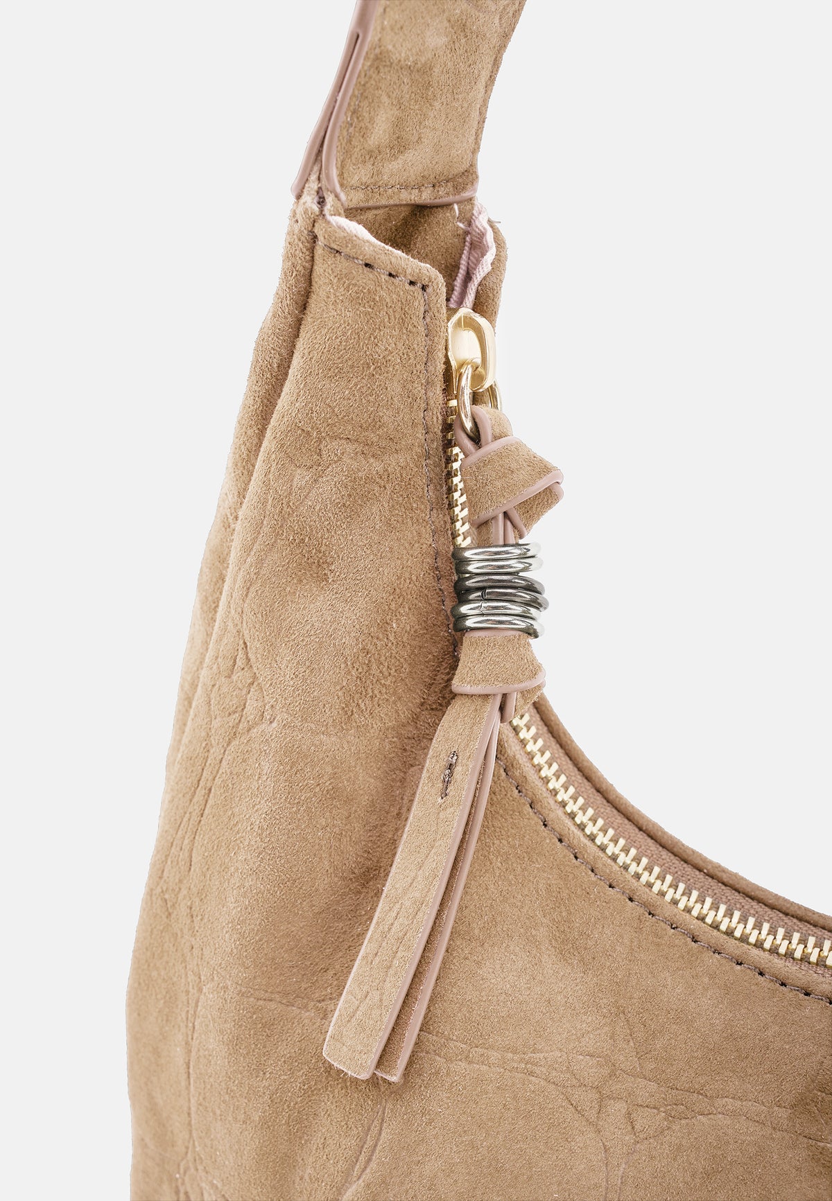 Detailansicht Midi-Hobo-Tasche: Quaste, Metallkette und Reißverschluss am Veloursleder